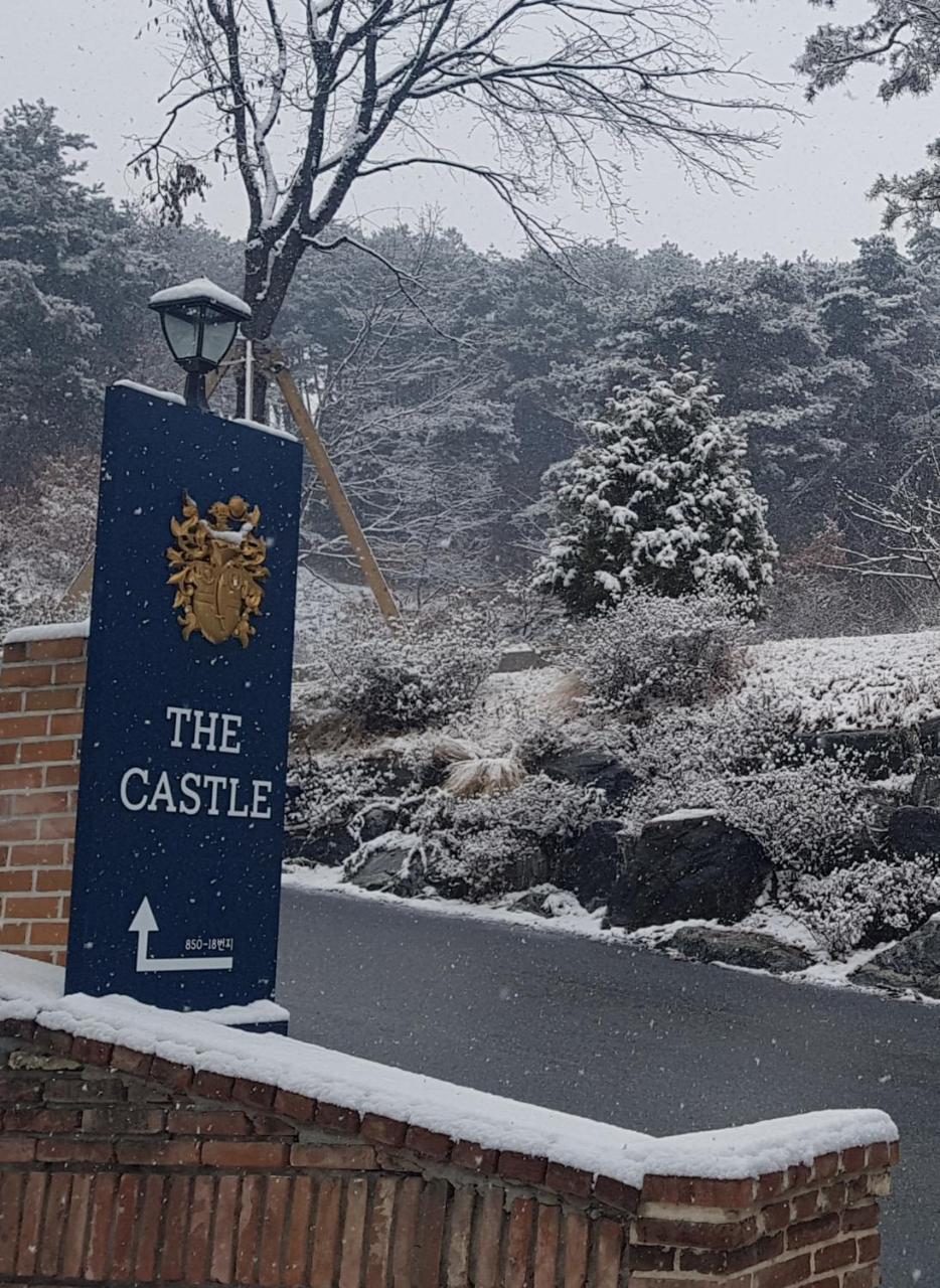The Castle Stay Чунчеон Екстериор снимка